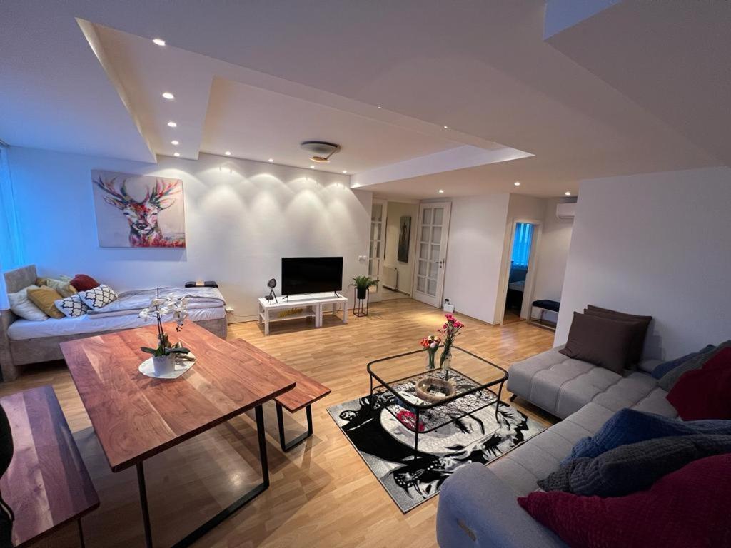 Iren Apartment Bratislava Buitenkant foto