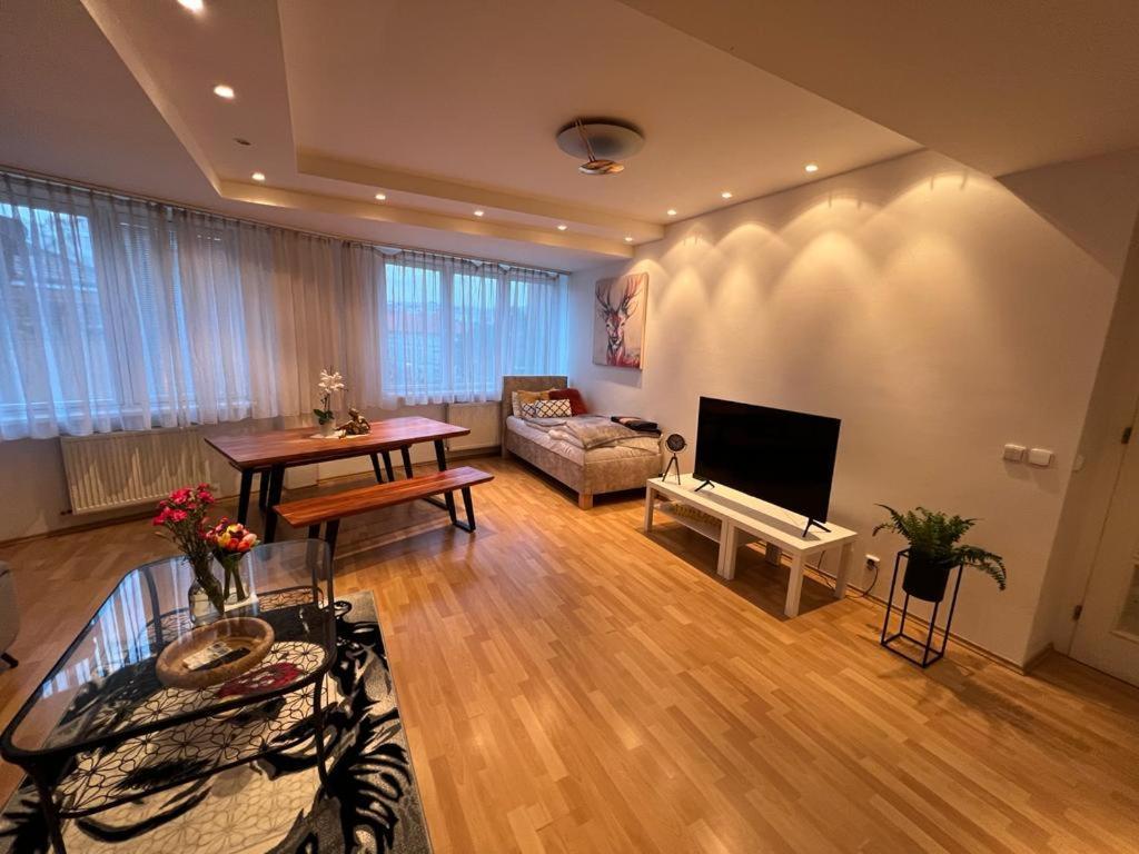 Iren Apartment Bratislava Buitenkant foto